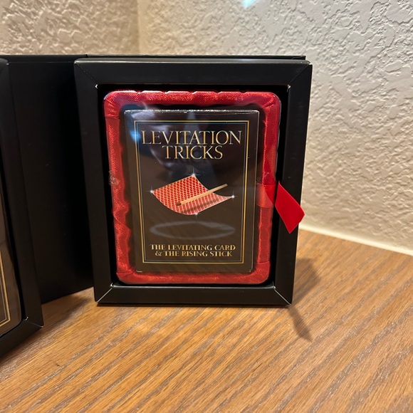 Levitation Tricks: Art of Entrancing Illusions Levitating Magic Card Trick - Picture 4 of 6